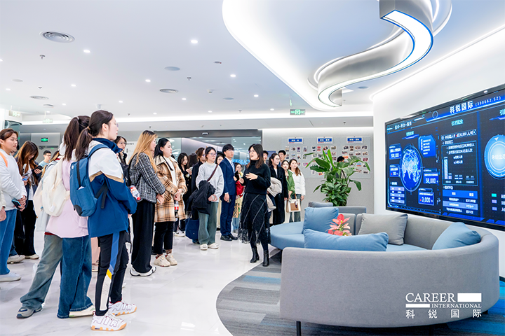 知名人力资源供应商30116金沙js9官网国际在企业参访活动中为拜访嘉宾与学生介绍公司基本情况